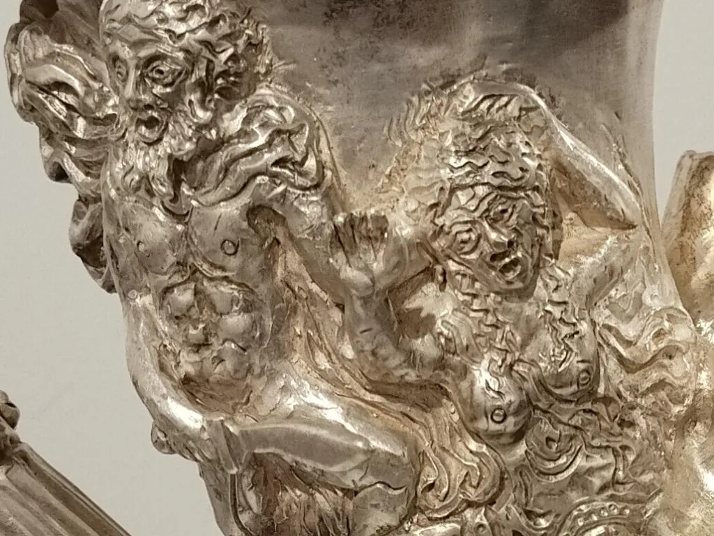 Ασημένιο Ρυτό Αγγείο Σε Μορφή 7