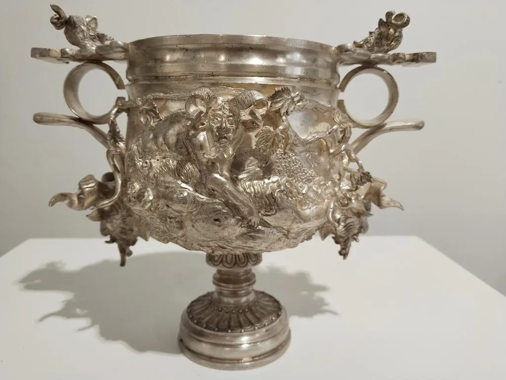 Coppa Potoria Romana in Argento Sbalzato e Cesellato 1