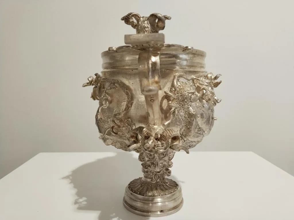 Coppa Potoria Romana in Argento Sbalzato e Cesellato 4