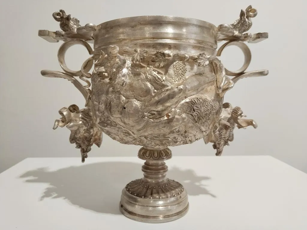 Coppa Potoria Romana in Argento Sbalzato e Cesellato 6