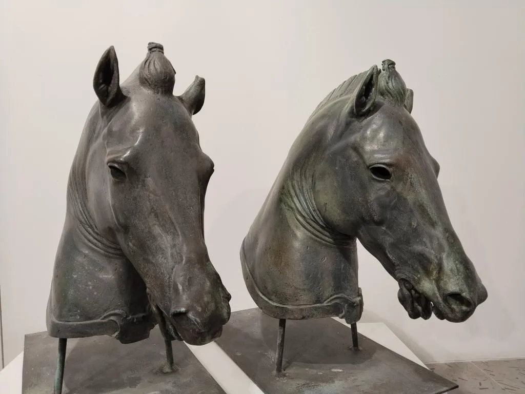 Paar Medici Riccardi Horse Heads Grünspan Bronze Guss 1