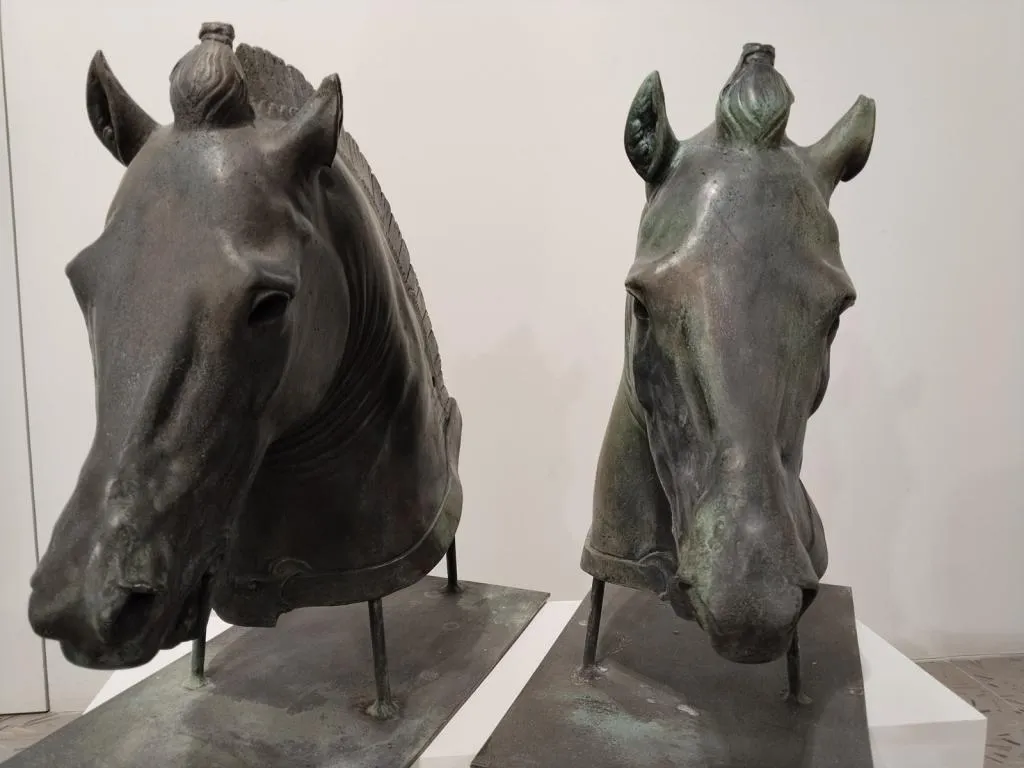 Paar Medici Riccardi Horse Heads Grünspan Bronze Guss 2