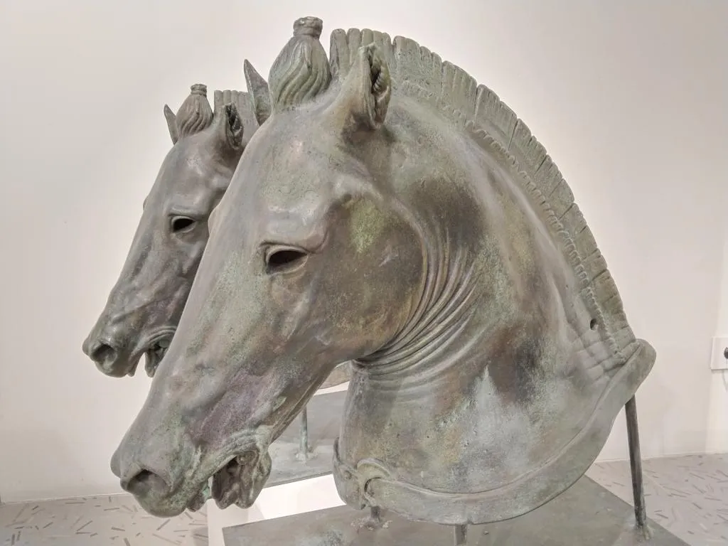 Paar Medici Riccardi Horse Heads Grünspan Bronze Guss Replik