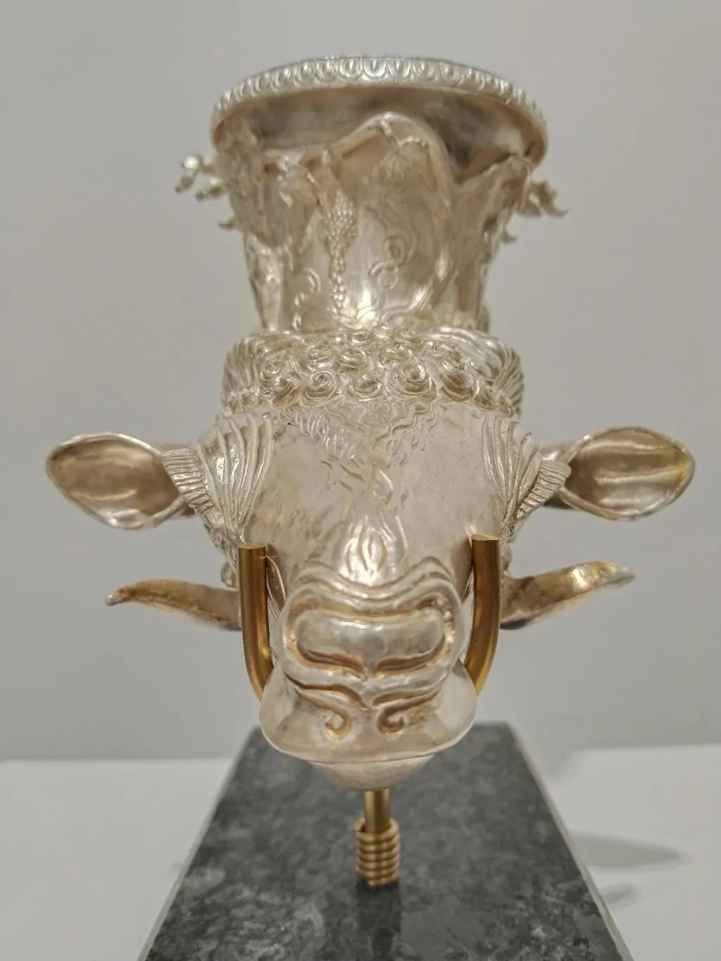 Silver rhyton with ram head 5