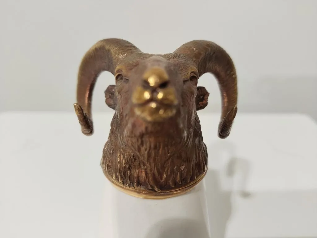 Sturzbecher mit Tierkopf-Verzierungen 2