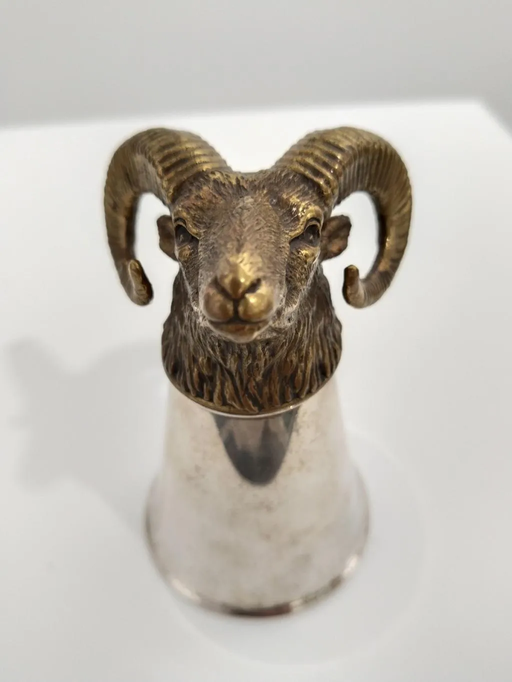 Sturzbecher Silber mit Widderkopf 4