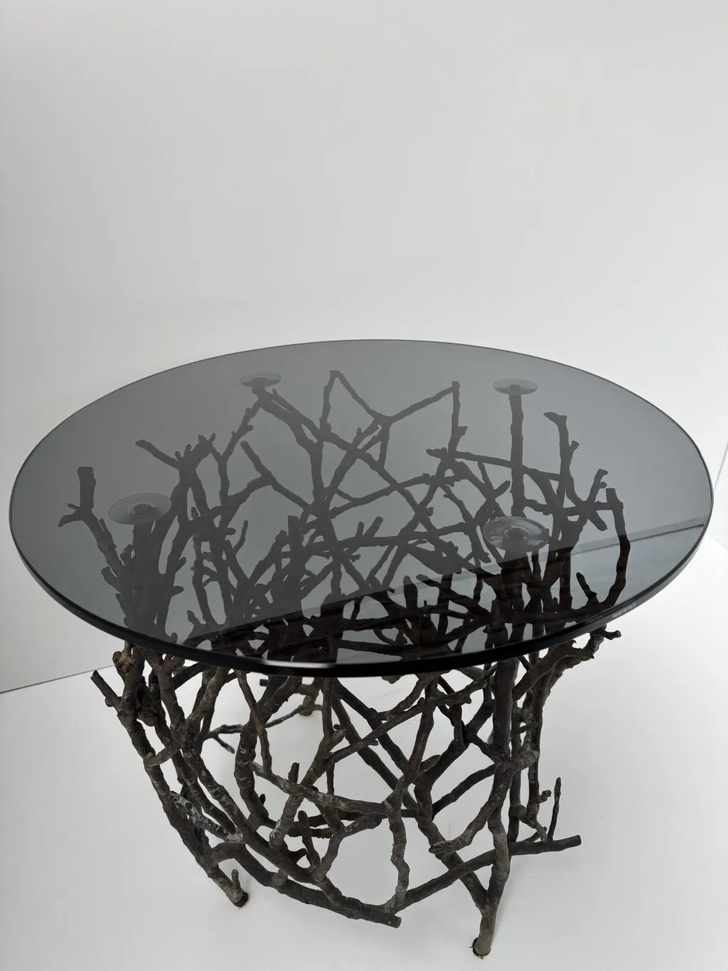 Wetterfester Outdoor Beistelltisch mit Bronze-Zweigdesign 1