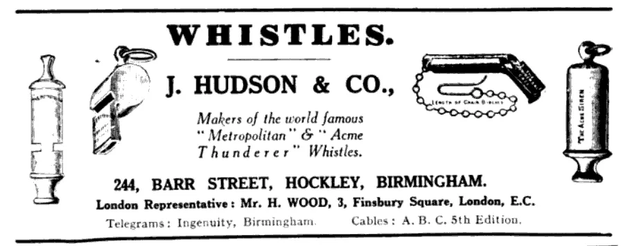 Eine Werbeanzeige von 1928 für J. Hudson & Co., die Hersteller der weltberühmten Acme Thunderer und Metropolitan Pfeifen. Veröffentlicht in der India Office List, zeigt diese Anzeige den Hauptsitz des Unternehmens in Birmingham, England, und seine weltweite Bedeutung als Lieferant hochwertiger Pfeifen.