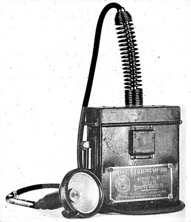1950 Concordia elektrische Sicherheits-Kopflampe mit separatem gürtelfestem Akku, entwickelt für sicherere und hellere Beleuchtung unter Tage.