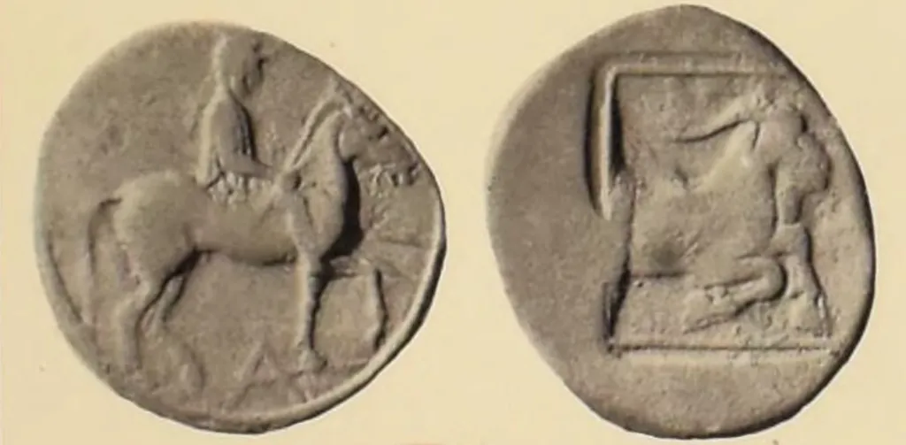 Antike griechische Silber-Tetradrachme in Vorder- und Rückseitenansicht; ein Reiter mit zwei Speeren reitet nach rechts, unter dem Pferd steht ein großes A, die Rückseite zeigt ein Ziegenvorderteil nach rechts in einem Incusquadrat.