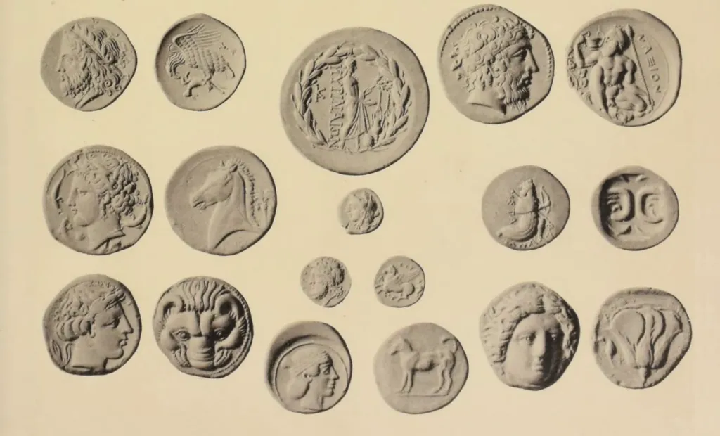 Collage antiker griechischer Silber-Tetradrachmen mit Porträtköpfen, Gottheiten, Tieren und verschiedenen Rückseitenmotiven vor hellem Hintergrund.