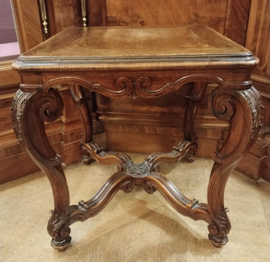 Antiker Hocker im Chippendale-Stil aus Holz, um 1900, mit geschnitzten Beinen und verzierter Verstrebung.