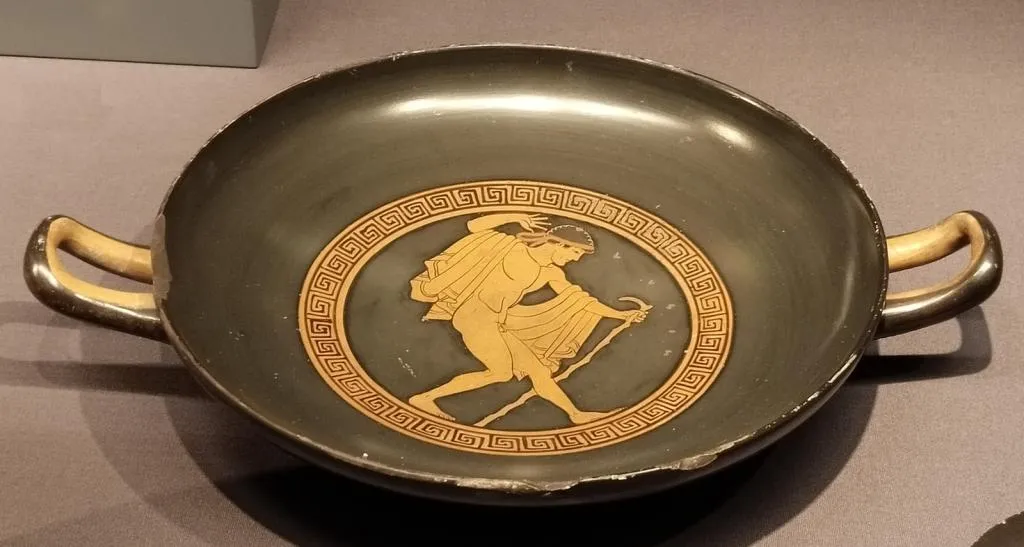 Griechische rotfigurige Kylix mit zwei Henkeln, zeigt einen nackten Jüngling mit Stock im von einem Mäander eingefassten Innenrund. Hergestellt in Attika, 5. Jahrhundert v. Chr.