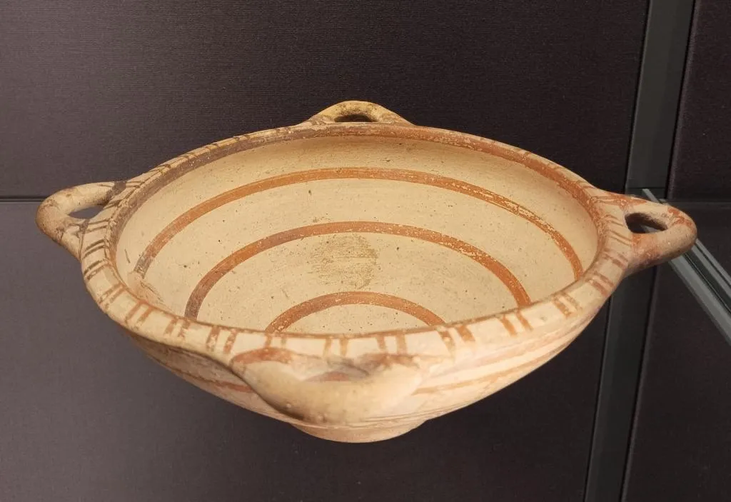 Antike boiotische Kylix mit zwei Henkeln und geometrischem Dekor aus konzentrischen Streifen und senkrechten Linien am Rand. Hergestellt in der zweiten Haelfte des 6. Jahrhunderts v. Chr.