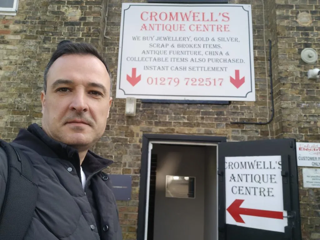 Der Eingang von der Flussseite zum Cromwell’s Antique Centre – gut ausgeschildert für Verkäufer und Käufer, inklusive Hinweisen zu Ankaufsdienstleistungen und Barauszahlung.