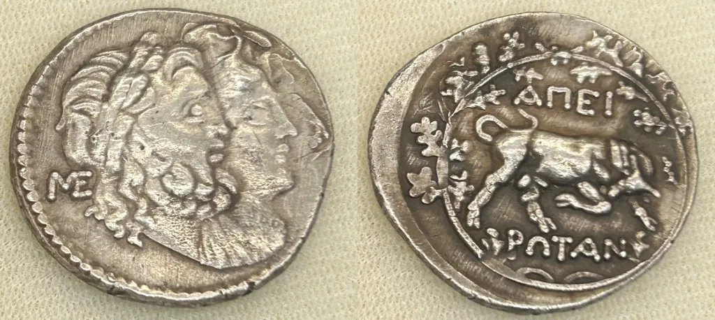 Silberdidrachme der epirotischen Republik mit den verbundenen Köpfen von Zeus Dodonaios und Dione nach rechts auf der Vorderseite und einem laufenden Stier im Eichenkranz auf der Rückseite.