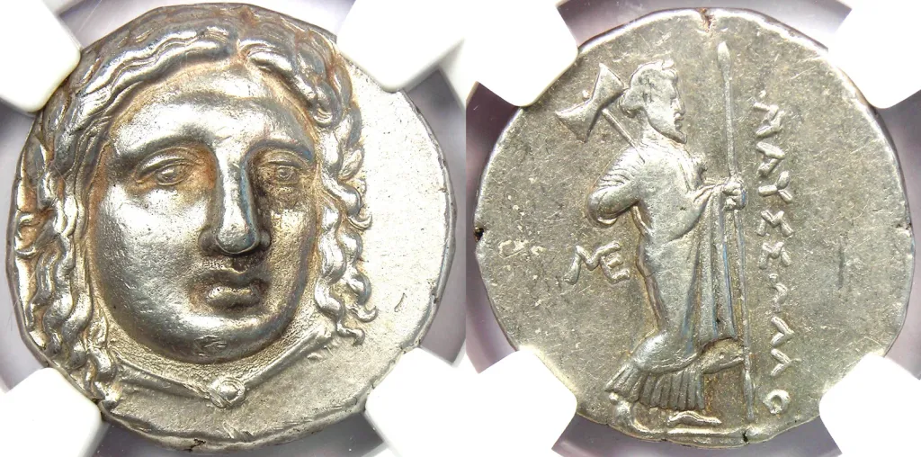 Vorder- und Rückseite einer griechischen Silber-Tetradrachme des Hidrieos von Karien: Die Vorderseite zeigt den frontalen, lorbeerbekränzten Kopf des Apollon, die Rückseite Zeus Stratios nach rechts mit Speer und Doppelaxt, daneben die senkrechte Legende ΙΔΡΙΕΩΣ und den Buchstaben I.