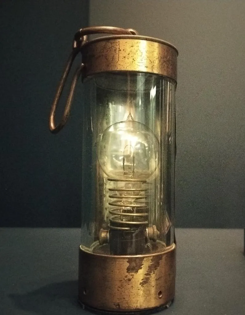 Tragbare elektrische Lampe mit Swan-Glühlampe und Batterie, um 1881. Hergestellt von der Swan United Electric Light Company, London. Ausgestellt im Technischen Museum Wien.