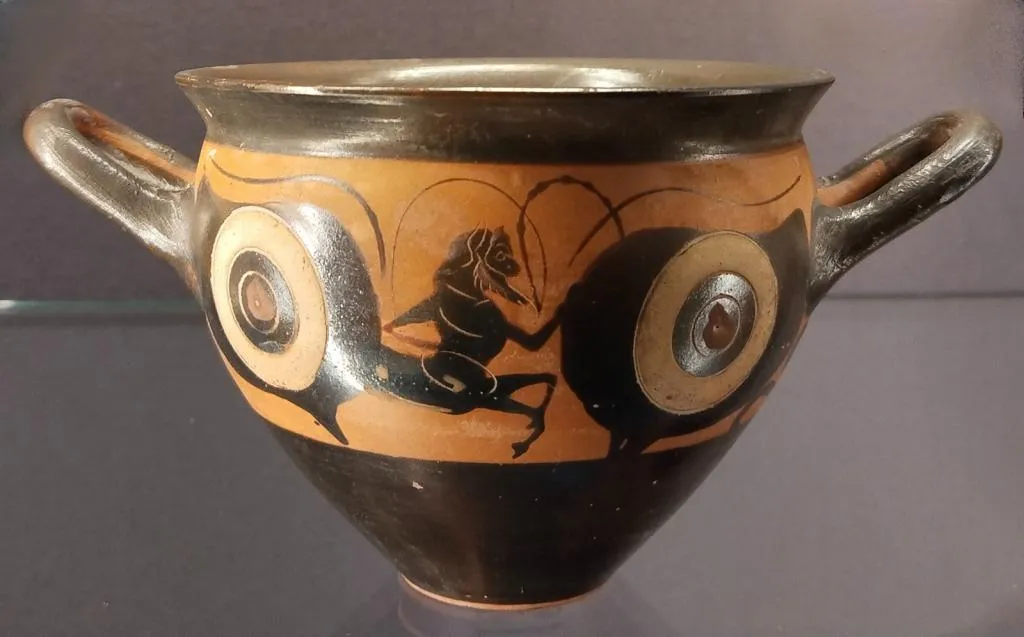 Griechischer schwarzfiguriger Skyphos mit einem Kentaur in Bewegung, flankiert von zwei großen schildartigen Kreismotiven, mit zwei Henkeln.