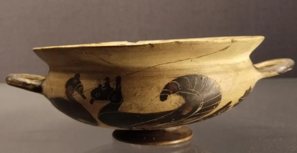 Ancient Late Corinthian black-figure kylix with round bowl and two handles, decorated with water birds in profile. Dated 570–550 BCE.