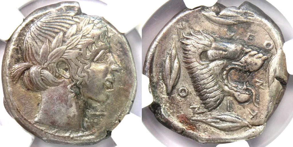 Vorder- und Rückseite einer griechischen Silber-Tetradrachme aus Leontinoi: Die Vorderseite zeigt Apollon nach rechts mit Lorbeerkranz, die Rückseite ein brüllendes Löwenhaupt nach rechts, umgeben von vier Gerstenkörnern und der Ethnikon-Legende LEONTINON.