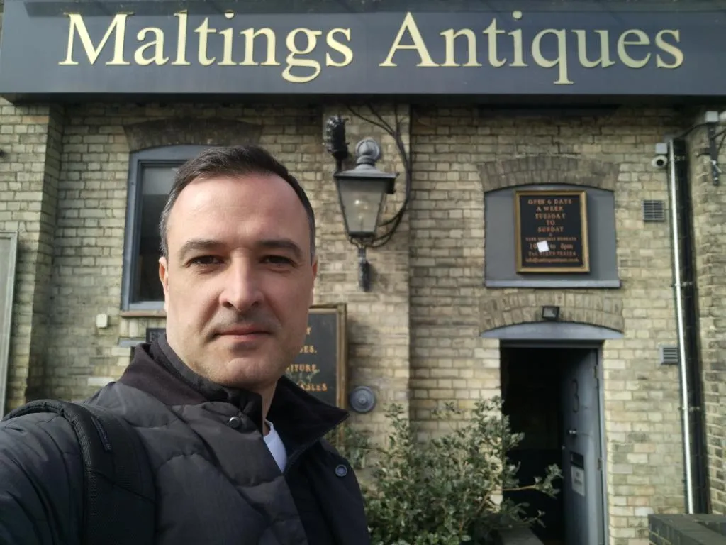 Ein näherer Blick auf die Eingangsfassade von Maltings Antiques – mit ihrem unverwechselbaren historischen Charme und der gut sichtbaren Beschilderung.