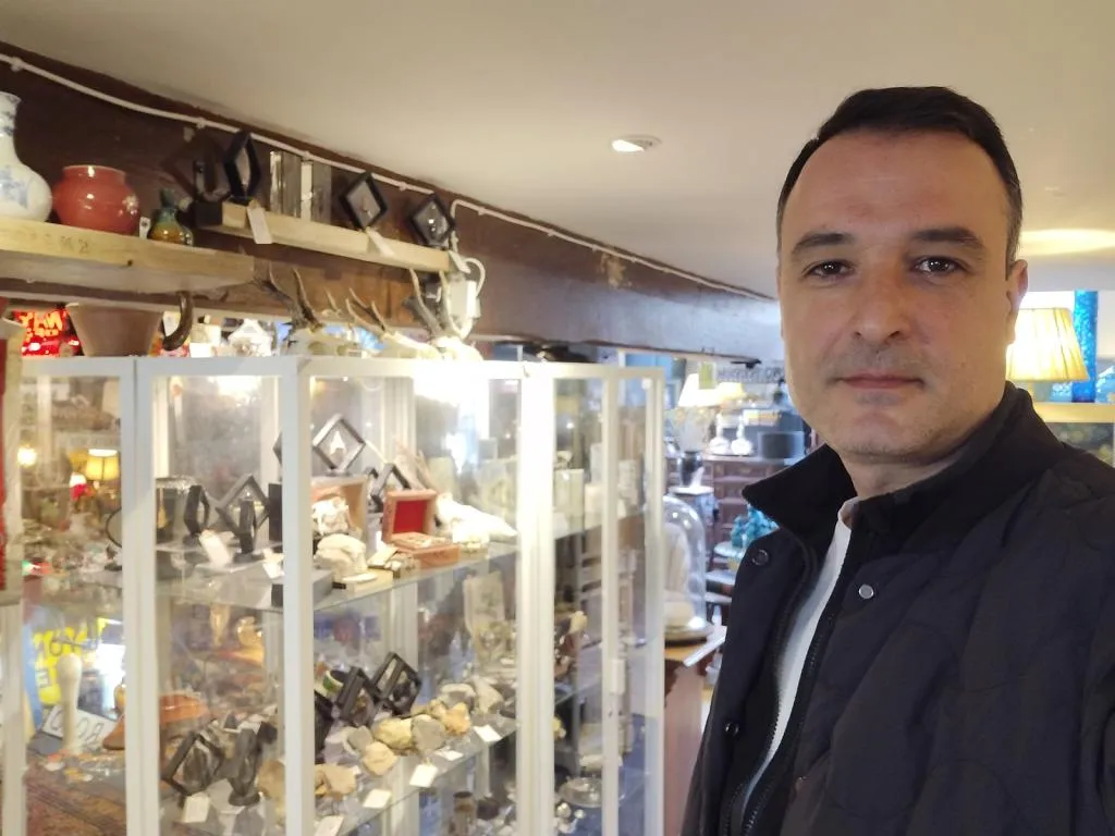Hauptebene von Maltings Antiques mit einer Vitrine, die prähistorische Fossilien zeigt.