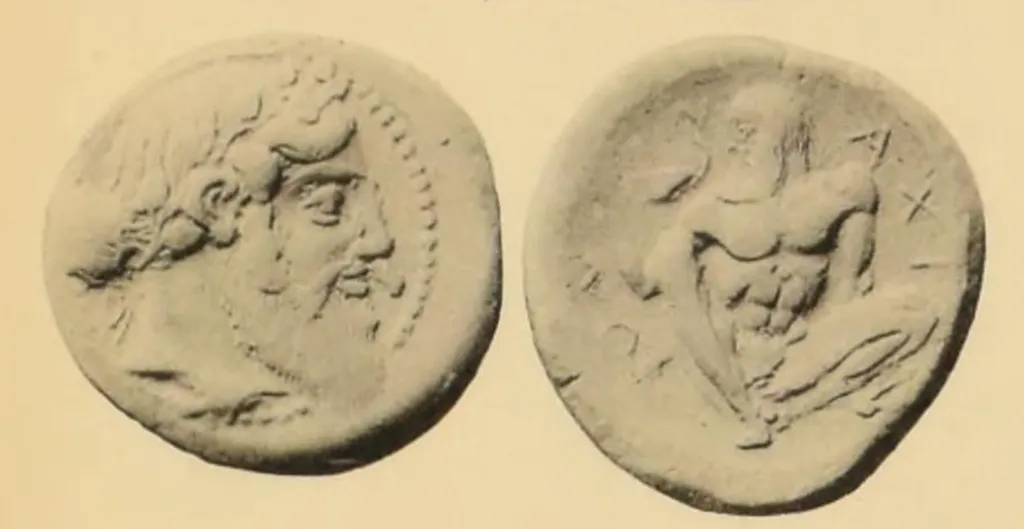 Antike griechische Silber-Tetradrachme in Vorder- und Rückseitenansicht; die Vorderseite zeigt den bärtigen Kopf des Dionysos nach rechts mit Efeukranz und im Nacken hochgebundenem Haar, die Rückseite einen nackten Silen auf dem Boden sitzend mit Kantharos und der Legende NAXION.