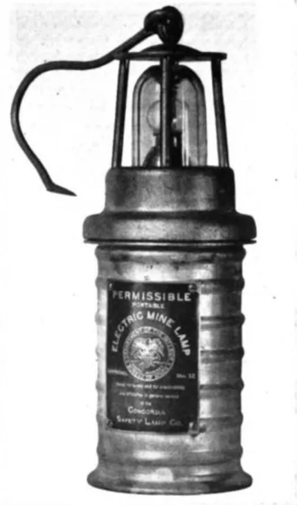 Elektrische Grubenlampe mit eingebautem Akkumulator, hergestellt von der Concordia Safety Lamp Co., gekennzeichnet als zulässige tragbare Sicherheitslampe – entwickelt, um das Explosionsrisiko im Bergbau durch den Verzicht auf offene Flammen zu verringern.