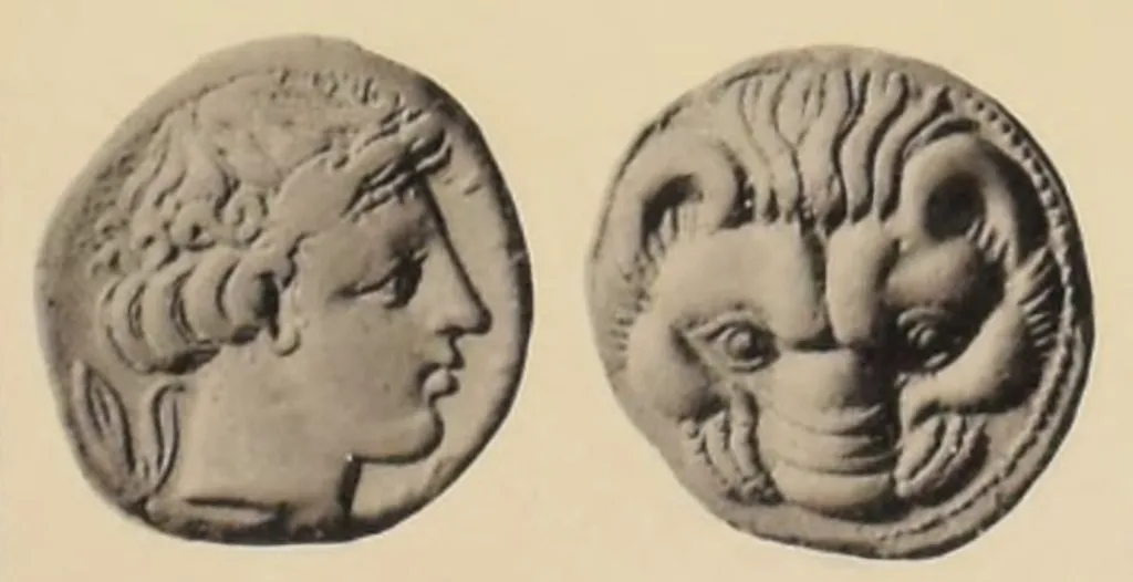Antike griechische Silber-Tetradrachme aus Rhegion in Bruttium, mit Vorder- und Rückseite vor hellem Grund: rechts blickender, lorbeerbekränzter Apollon auf der Vorderseite und ein frontal wiedergegebener Löwenkopf auf der Rückseite.