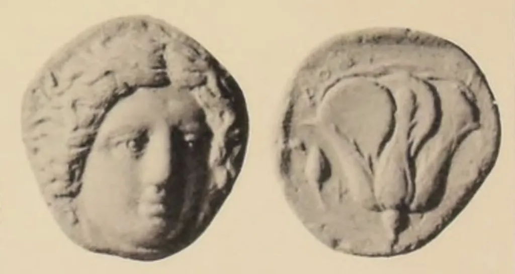 Antike griechische Silber-Tetradrachme von Rhodos mit Vorder- und Rückseite vor hellem Hintergrund; die Vorderseite zeigt den frontalen Kopf des Helios, die Rückseite eine Rose mit Knospe.