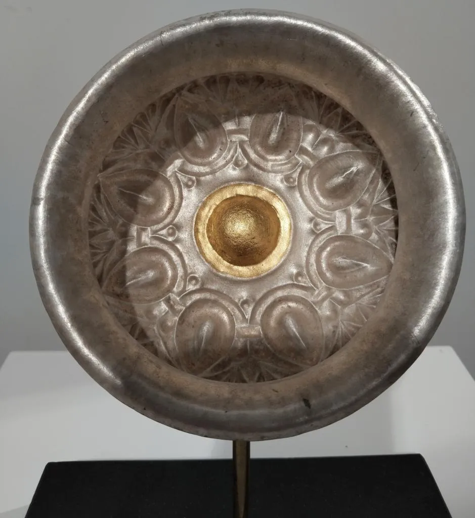 Römische Silberschale mit floralen Motiven im Relief und vergoldetem Omphalos, vermutlich für rituelle Zwecke verwendet.