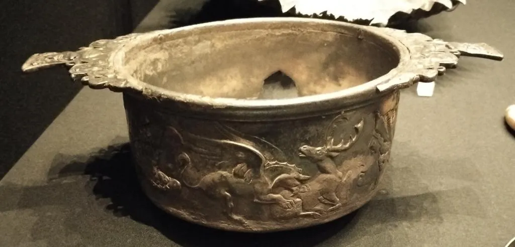 Römischer Silberskyphos mit Tierkampfszene im Relief, 2. Jh. n. Chr., teils vergoldet, ausgestellt im Kunsthistorischen Museum Wien.