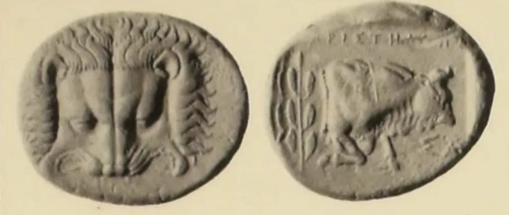 Antike griechische Silber-Tetradrachme von Samos mit Vorder- und Rückseite vor hellem Hintergrund; die Vorderseite zeigt einen frontalen Löwenskalp, die Rückseite das Vorderteil eines nach rechts schreitenden Stieres mit ΣA, einem Lorbeerzweig und Resten eines Magistratennamens.