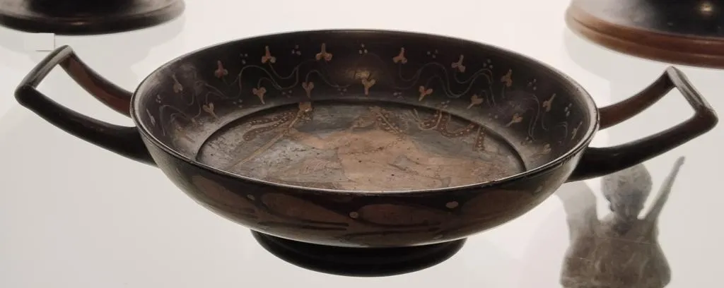 Antike griechische rotfigurige Schale mit sitzendem Satyr und verziertem Rand, Paestum, um 340 v. Chr.