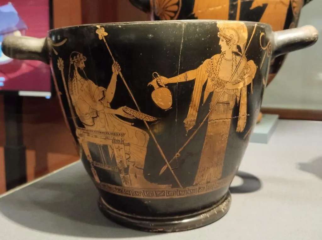 Antiker griechischer rotfiguriger Skyphos mit Zeus auf dem Thron mit Zepter und Athena mit Kanne in festlicher Gewandung.