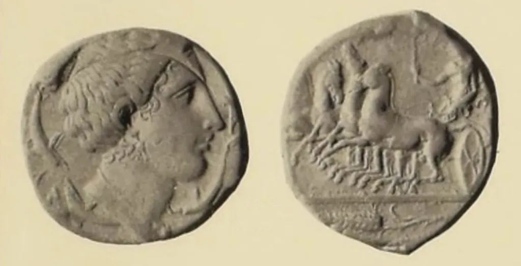 Antike griechische Silber-Tetradrachme aus Syrakus in Sizilien mit Vorder- und Rückseite vor hellem Hintergrund: Die Vorderseite zeigt einen weiblichen Kopf nach rechts mit am Scheitel hochgezogenem und geknotetem Haar, umgeben von Delphinen; die Rückseite eine schnelle Quadriga nach links mit Nike darüber.