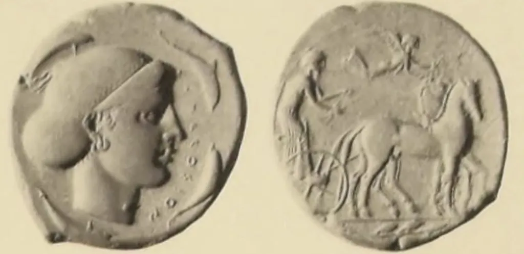 Antike griechische Silber-Tetradrachme aus Syrakus in Sizilien mit Vorder- und Rückseite vor hellem Hintergrund: die Vorderseite zeigt einen weiblichen Kopf nach rechts mit im Sakkos geschlossenem Haar, die Rückseite eine nach rechts fahrende Quadriga mit darüber schwebender Nike, die die Pferde bekränzt.