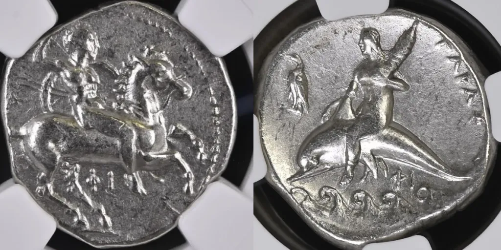 Silberdidrachme aus Taras in Kalabrien mit einem jungen Reiter auf galoppierendem Pferd auf der Vorderseite und Taras auf einem Delphin auf der Rückseite, der einen fackelartigen Gegenstand hält.