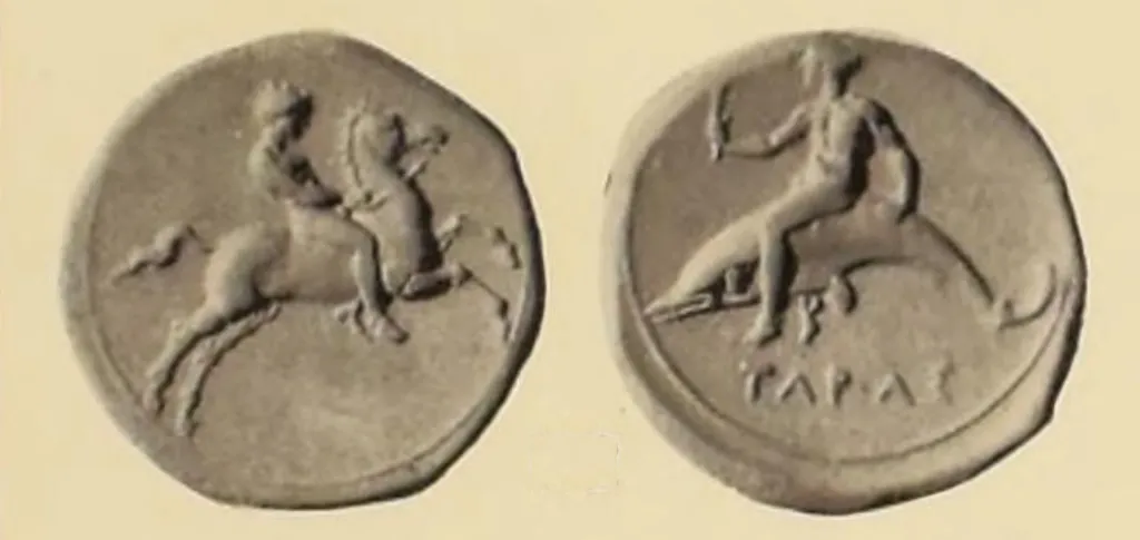 Antike griechische Silberdidrachme aus Taras in Kalabrien, in zwei Ansichten gezeigt, mit einem jungen Reiter im Galopp nach rechts auf der Vorderseite und Taras auf einem Delphin nach links auf der Rückseite.