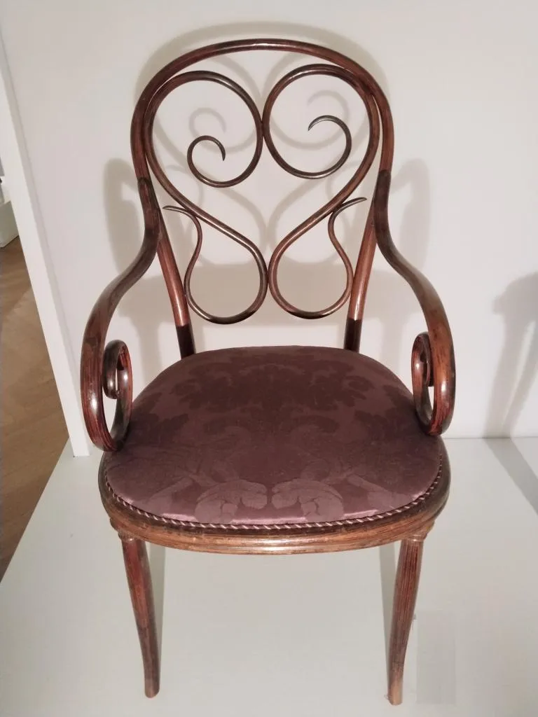 Thonet armchair model no. 4 in solid bent beech with three-part backrest, two-part armrests and damask upholstery, rosewood-stained, designed by Michael Thonet around 1850, produced by Gebrüder Thonet circa 1860.