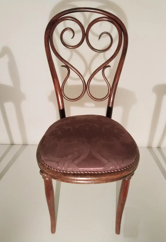 Thonet chair model no. 4 in solid bent beech with three-part backrest, rosewood-stained finish and renewed damask upholstery, designed by Michael Thonet around 1850, produced by Gebrüder Thonet circa 1860.