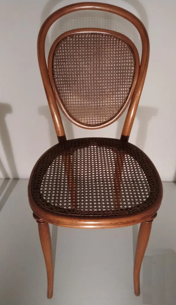 Thonet chair model no. 7 in solid bent beech with cane seat and backrest, brown stained, designed and produced by Gebrüder Thonet around 1857.
