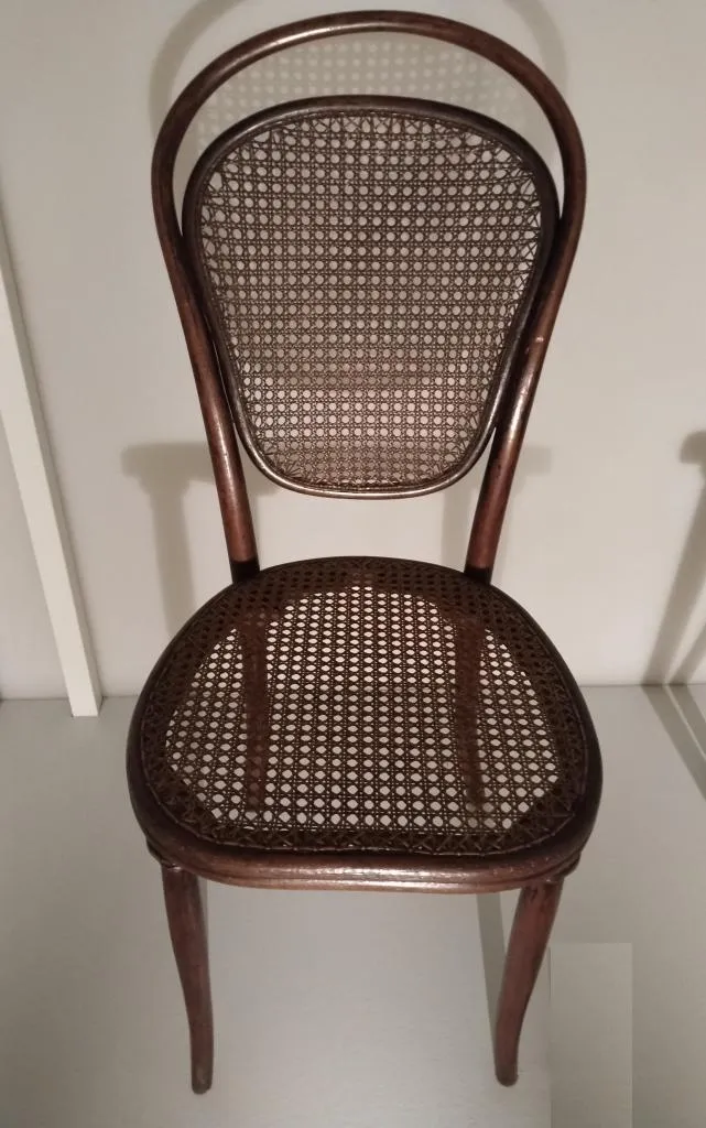 Thonet chair model no. 12 in solid multi-part bent beech with three-part backrest, slotted back legs and cane seat and backrest, rosewood-stained, designed by Gebrüder Thonet around 1856, produced by Gebrüder Thonet circa 1861.