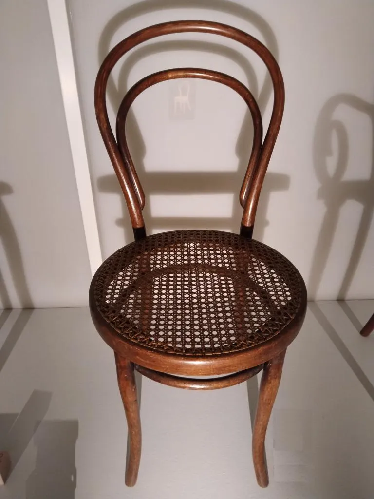 Thonet chair model no. 14 in solid bent beech with cane seat, brown stained, designed by Gebrüder Thonet in 1859, produced by Gebrüder Thonet around 1900.