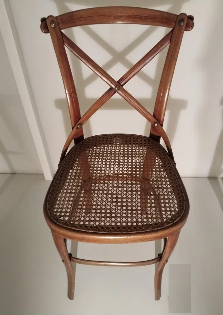 Thonet chair model no. 91 in solid bent beech with cane seat and brass fittings, brown stained, designed by August Thonet for Gebrüder Thonet around 1890.