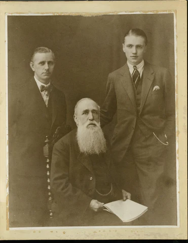 Drei Generationen der Familie Hudson (von links nach rechts): Clifford Hudson, Joseph Hudson und Leon Hudson. Joseph Hudson, der Gründer von ACME Whistles, schuf ein Erbe, das von seinem Sohn Clifford und seinem Enkel Leon fortgeführt wurde – zusammen leiteten sie das Unternehmen beeindruckende 112 Jahre lang.