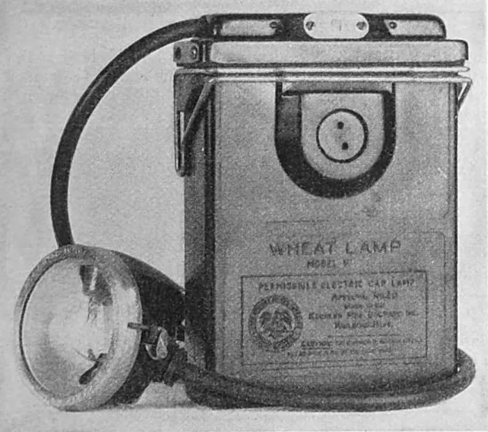 Super-Wheat (WTA) elektrische Grubenhelmlampe: Eine weit verbreitete elektrische Helmlampe mit separatem Batteriepack, hergestellt von der Koehler Manufacturing Co., USA.