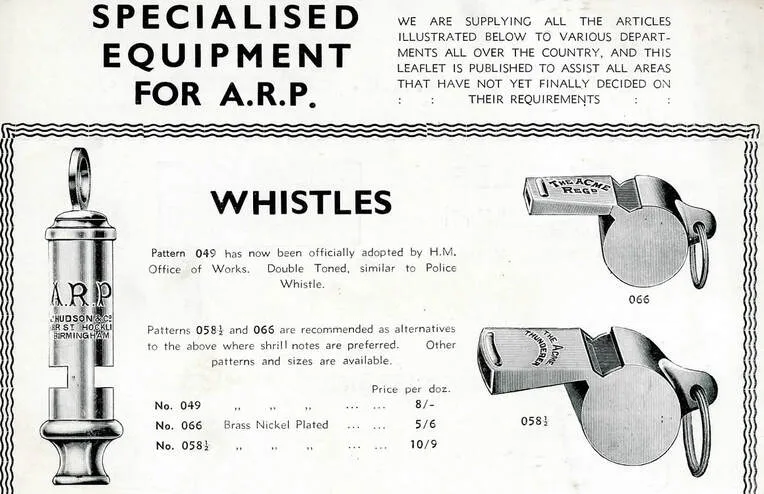 Eine Acme Thunderer-Werbung aus dem Zweiten Weltkrieg, die ihre Nutzung im Luftschutz (ARP) zeigt.
